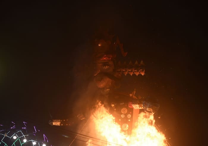 लाल किला मैदान में धू-धूकर जला रावण का पुतला