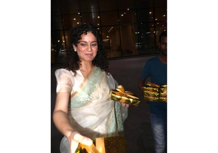 कंगना रनौत ने अपने हाथों से खिलाई पैप्स को मिठाई