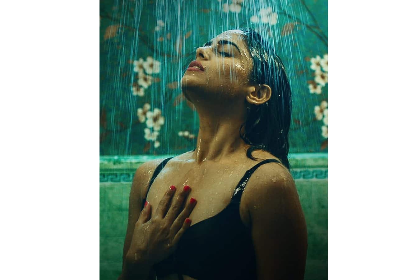 नैना गांगुली (Naina Ganguly-Charitraheen)