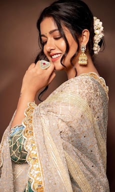 Ishita Dutta जैसे ट्रेडिशनल ऑउटफिट कैरी कर बढ़ाए पार्टी की शान