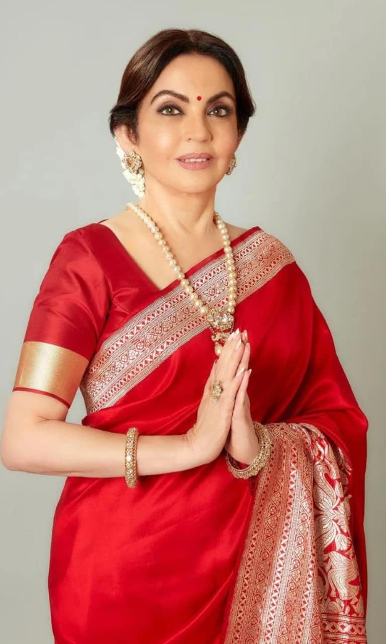 Nita Ambani Channels Retro Vibes In A Banarasi Saree, Styles Her Look With  A Huge Emeralds Neckpiece