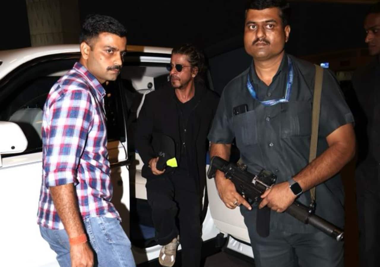 शाहरुख खान के साथ दिखे सुरक्षाकर्मी