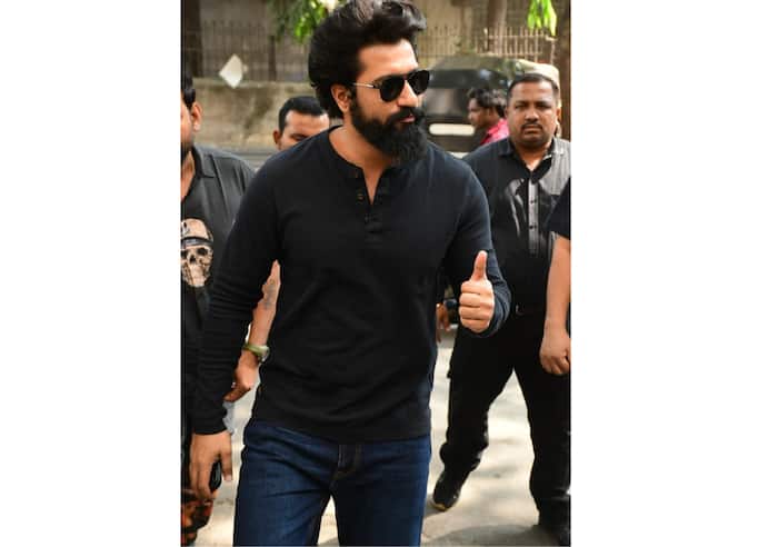 विक्की कौशल ने दिए किलर पोज