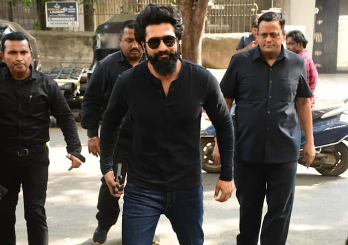 विक्की कौशल ने पहन रखी ती ब्लैक ड्रेस