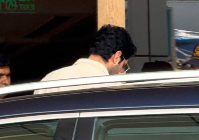 मुंबई एयरपोर्ट पर दिखे अगस्त्य नंदा