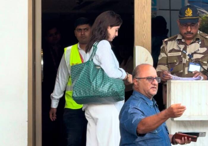 नव्या नवेली नंदा ने भी किया चेक इन