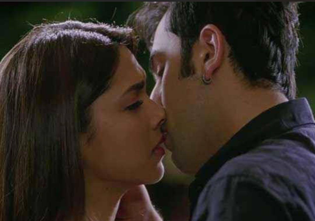 Deepika Padukone kisses Ranbir Kapoor in Yeh Jawani Hai Deewani