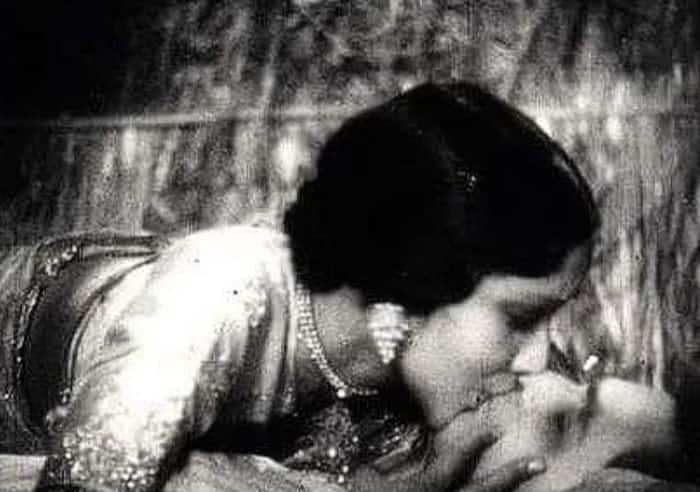 Top 10 most controversial on-screen kisses in Bollywood: Devika Rai Himanshu Rai had a kiss in Nagan Ki Ragini