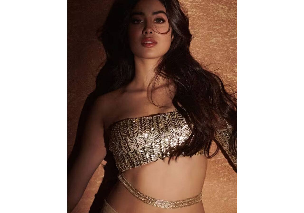 Janhvi Kapoor oozes oomph