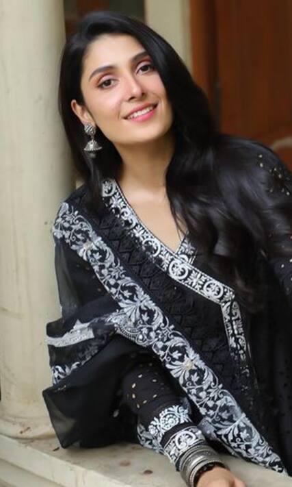 pakistani actress in black dress Dashing Diva Magic Press-On Nails Little Black Dress