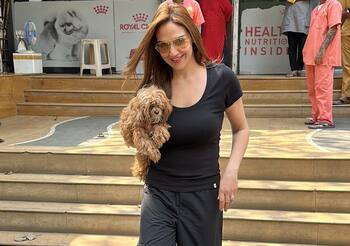 Esha Deol Spotted With her little furry friend Kiko, View Photos - भरत  तख्तानी से अलग होने के बाद ईशा देओल की जिंदगी में आया नया दोस्त, नए सदस्य  को लोगों ने