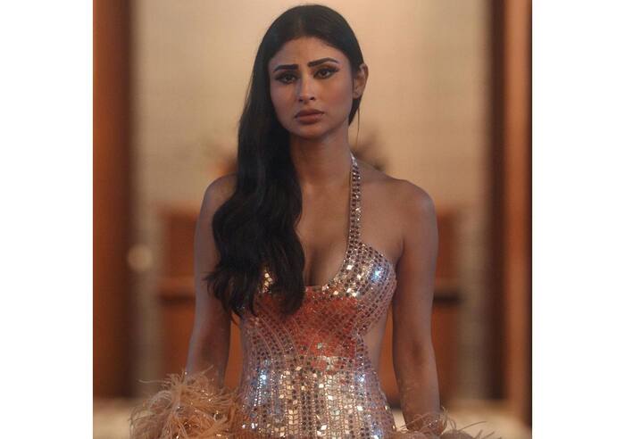 Mouni Roy raises hotness quotient