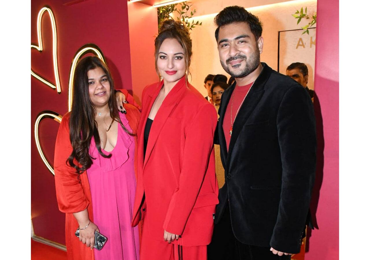 Sonakshi Sinha looks uber hot