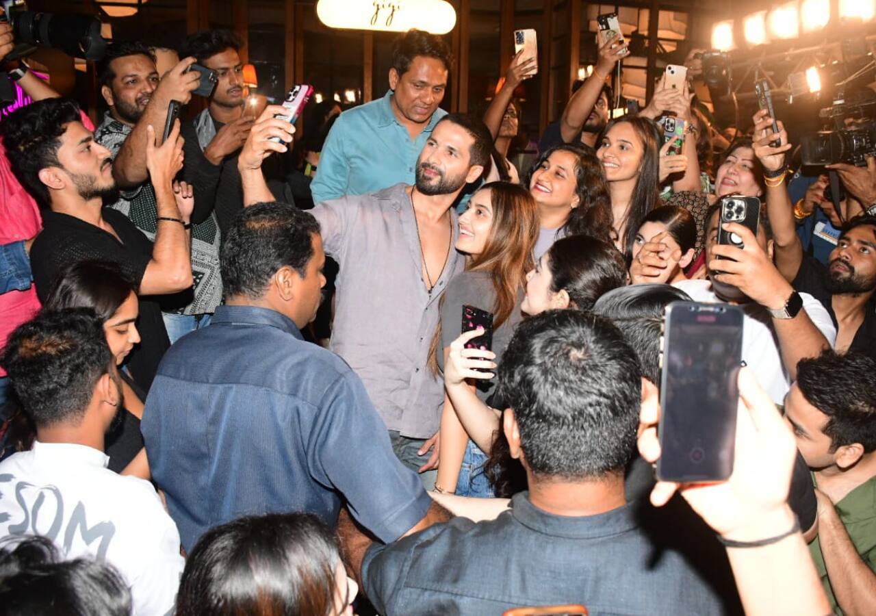 Shahid Kapoor poses with fans