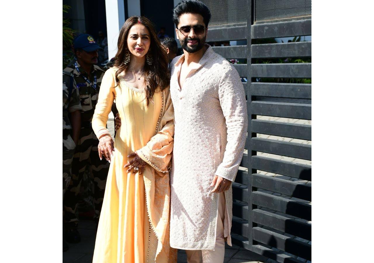 Rakul and Jackky happily pose for the shutterbugs