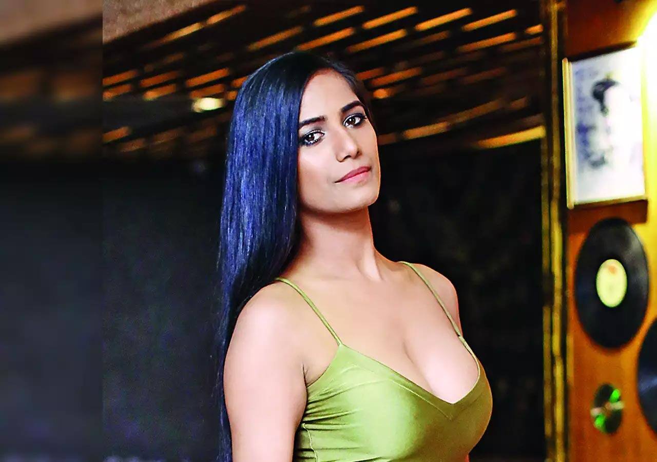 Poonam Pandey Top 10 Unknown Facts पूनम पांडे के टॉप 10 किस्से जानें क्यों पति को हनीमून पर