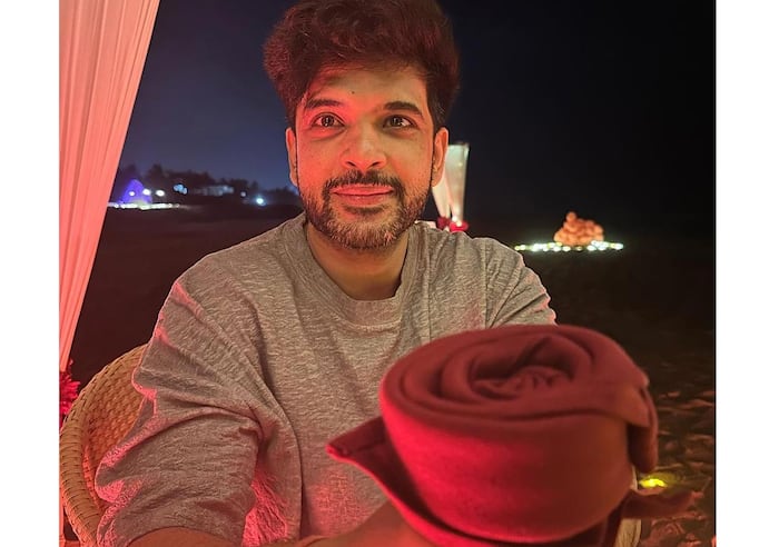 करण कुंद्रा ने तेजस्वी प्रकाश को दिया गुलाब