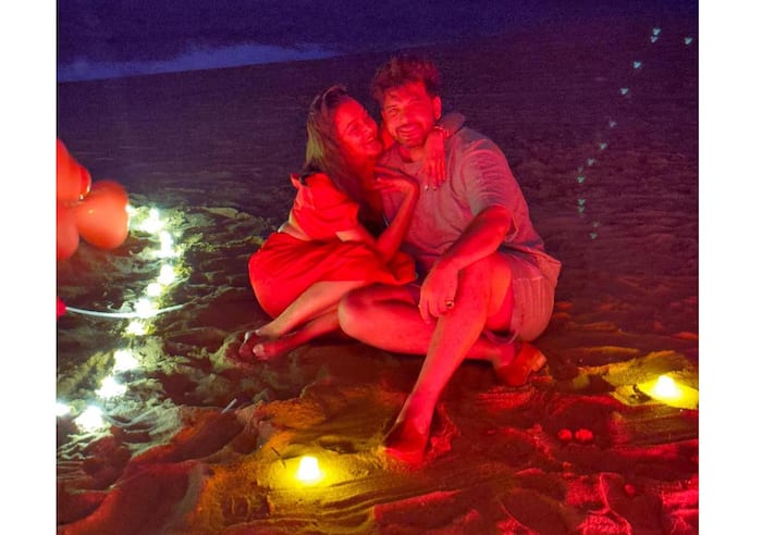 कपल ने दिए रोमांटिक पोज