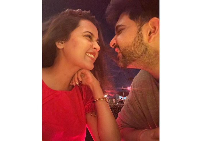 फोटोज पर करण कुंद्रा का रोमांटिक कमेंट