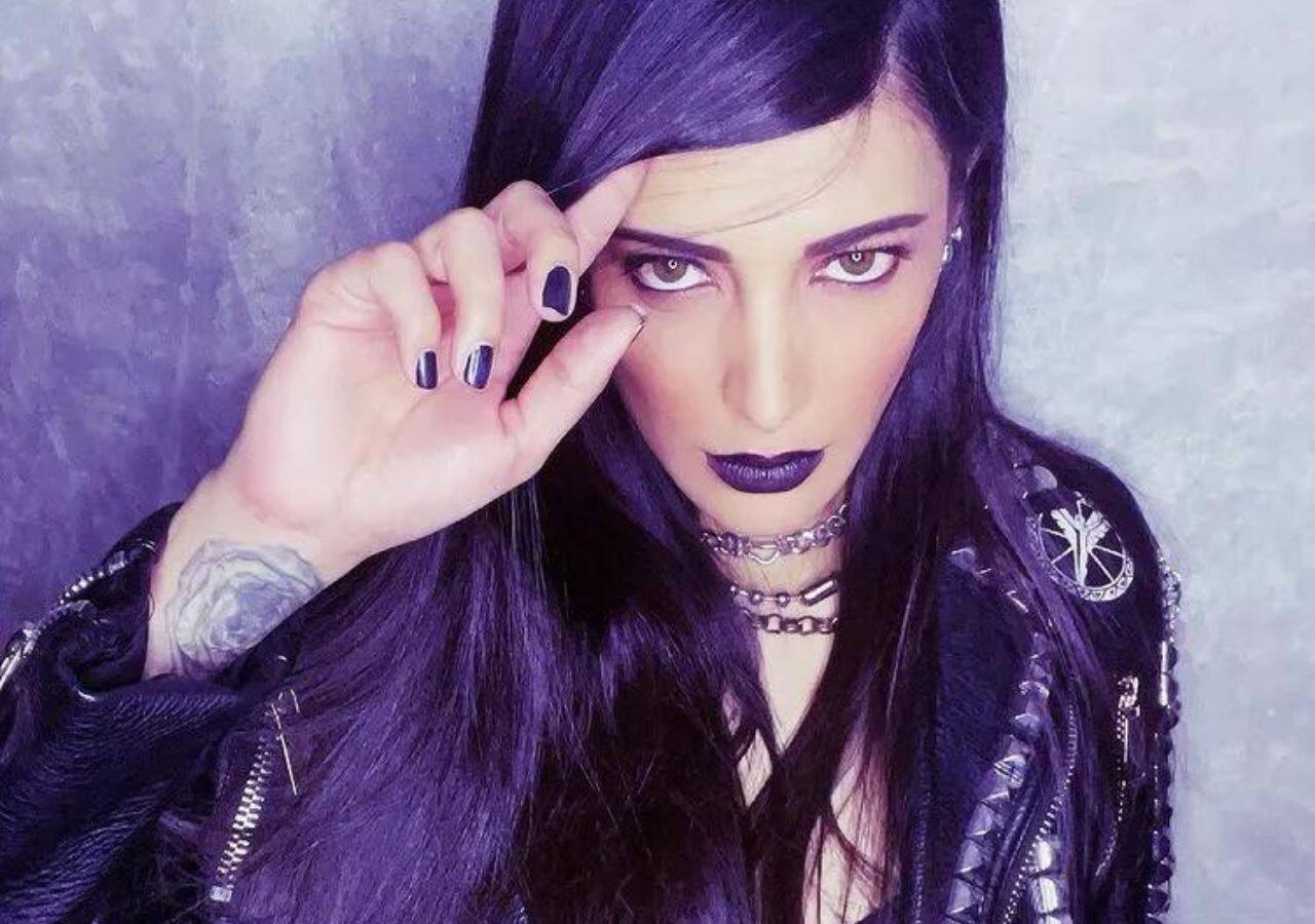 Shruti Haasan wore a black lipshade