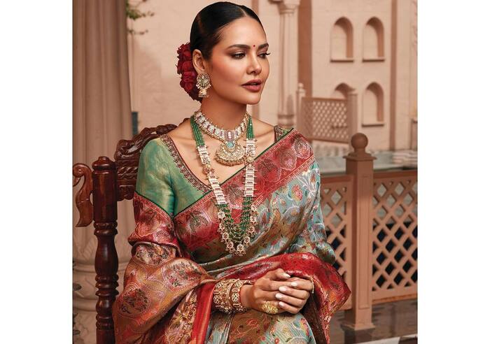 Esha Gupta looks like a Queen