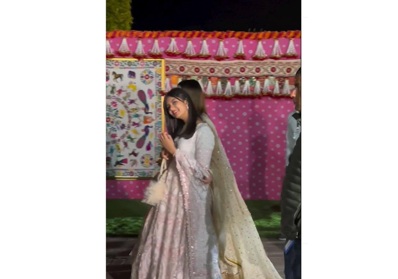 Aaradhya Bachchan poses like mom Aishwarya Rai Bachchan