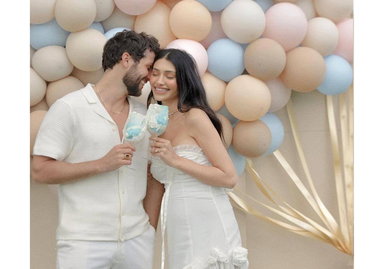 Alanna Panday flaunts her baby bump in her celebration pictures