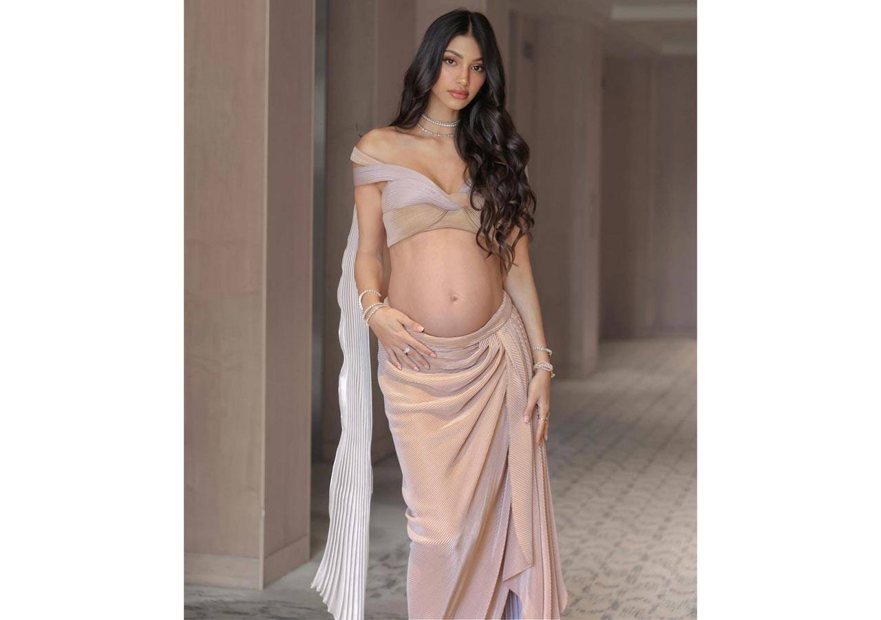Alanna Panday flaunted her bare baby bump at an event
