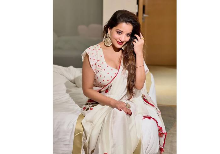 मोनालिसा ने पहन रखा था डीपनेक ब्लाउज