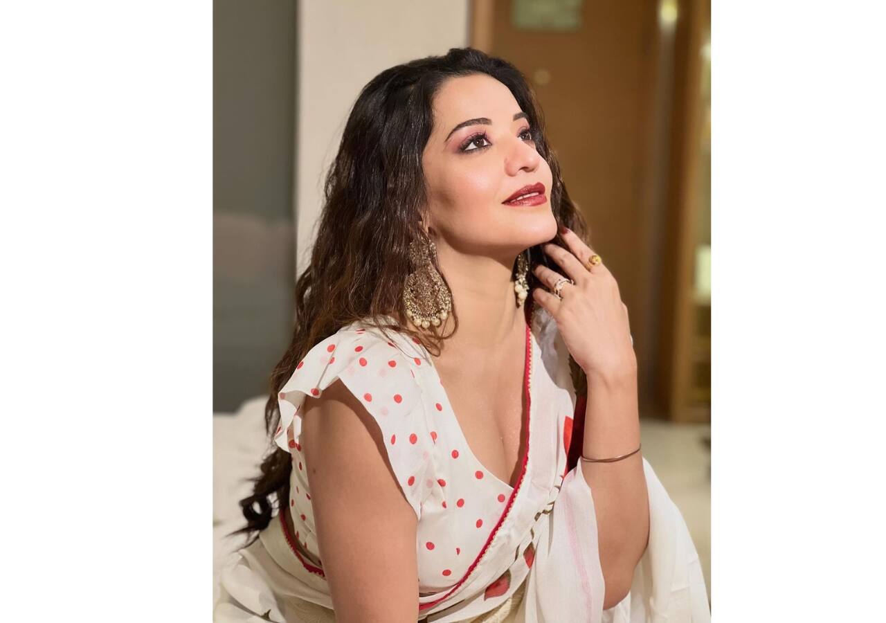 मोनालिसा ने खोल रखे थे बाल