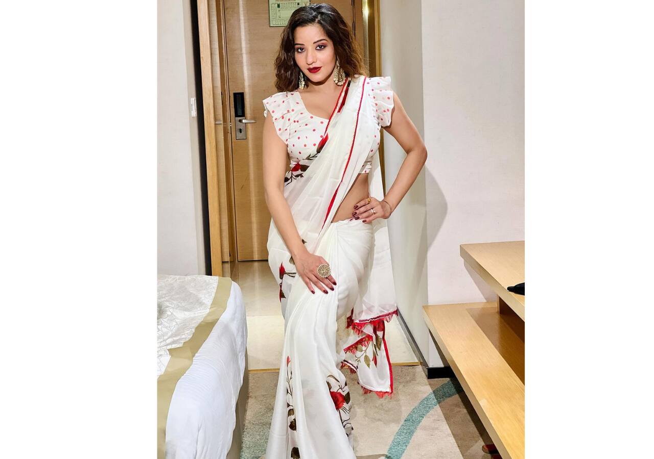 साड़ी पहने दिखीं मोनालिसा