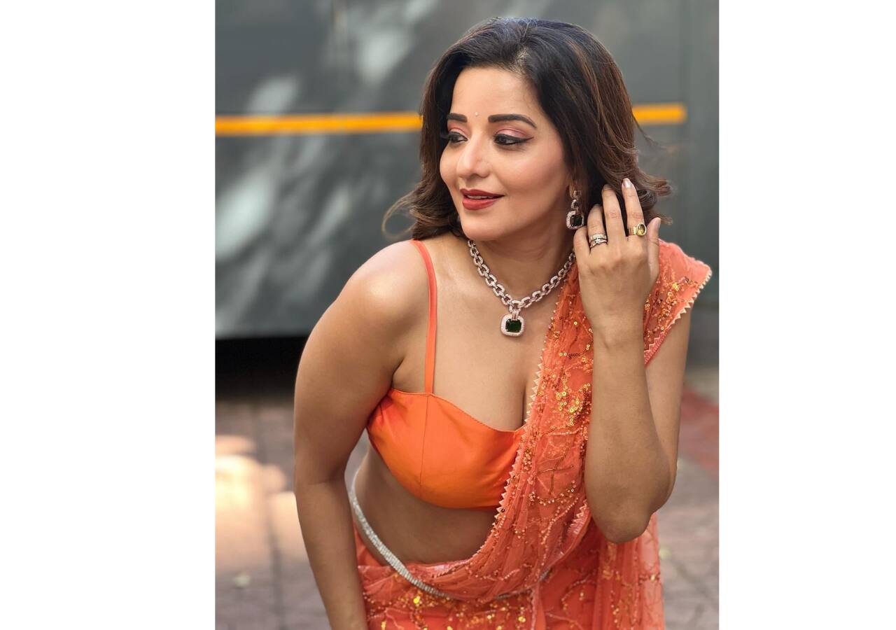 मोनालिसा के नेकलेस ने खींचा ध्यान