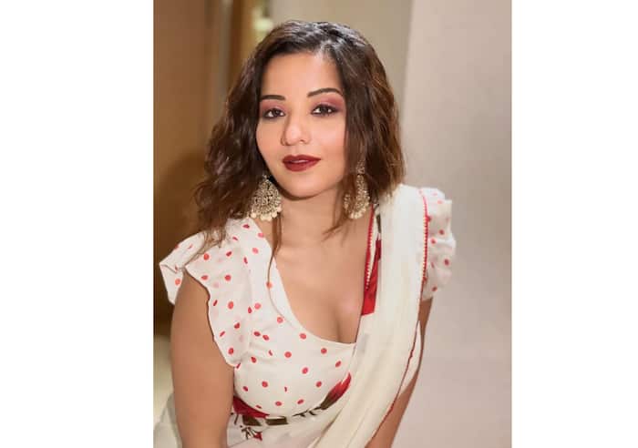 काफी शानदार थे मोनालिसा के ईयररिंग्स