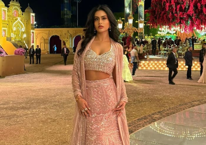 पिंक लहंगे में बार्बी डॉल लगीं नीसा देवगन