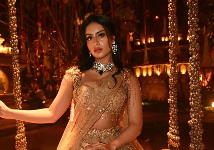 झूले में बैठकर राजकुमारी लगीं नीसा देवगन