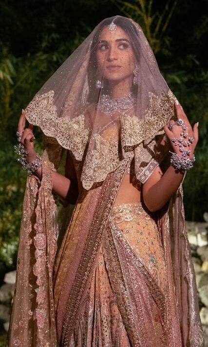 असली सोने के धागों से बुनी थी राधिका मर्चेंट की ओढ़नी, अनंत अंबानी की होने  वाली दुल्हन के ब्राइडल लुक की जानकारी आई सामने