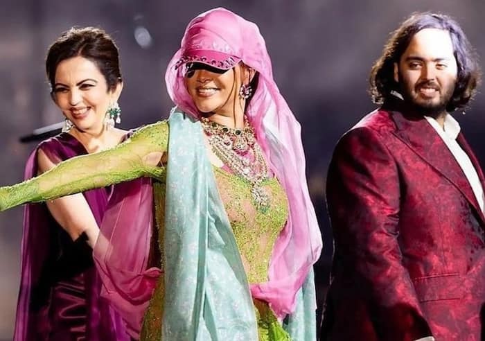 वॉर्डरोब मालफंक्शन का शिकार हो गईं रिहाना