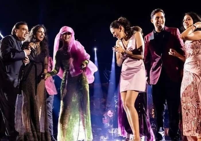 अंबानी फैमिली के साथ रिहाना ने हिला डाला डांसिंग स्टेज