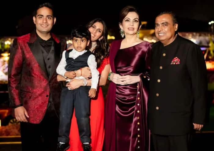 मुकेश अंबानी ने स्टेज पर फैमिली संग खिंचवाई फोटोज