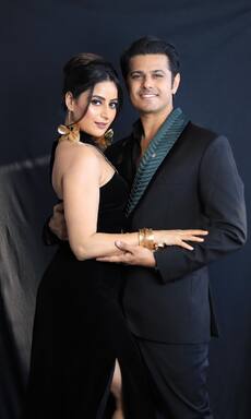 ब्लैक आउटफिट में दिखा ऐश्वर्या शर्मा का ग्लैमरस अंदाज, पति संग रोमांटिक पोज देती दिखीं एक्ट्रेस