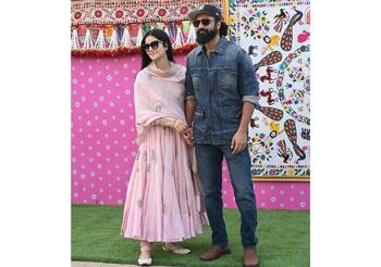 Katrina Kaif spotted with Vicky Kaushal, Netizens speculate actress is  pregnant : विक्की कौशल संग नजर आईं कटरीना कैफ, एक्ट्रेस की प्रेग्नेंसी की  लग रहीं अटकलें