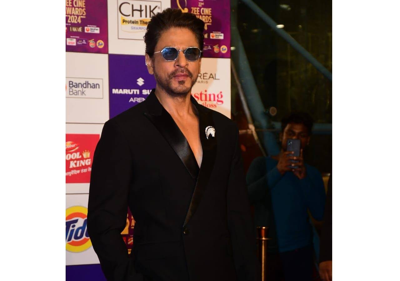 Zee Cine Awards 2024 Shah Rukh Khan gives a kiss to Anirudh