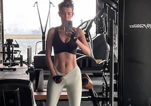 Saba Azad shows off her washboard abs in a gym pic, and we can say that Hrithik Roshan has some tough competition