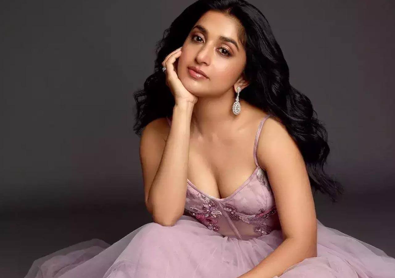 Meera Jasmine looks like a doll