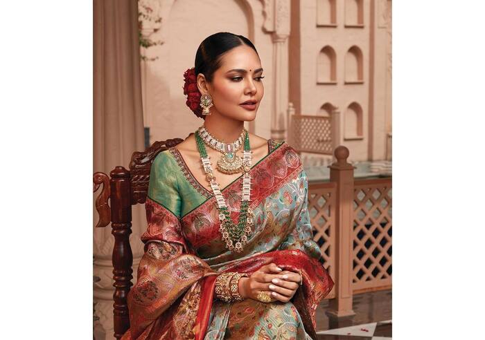 Esha Gupta oozes oomph