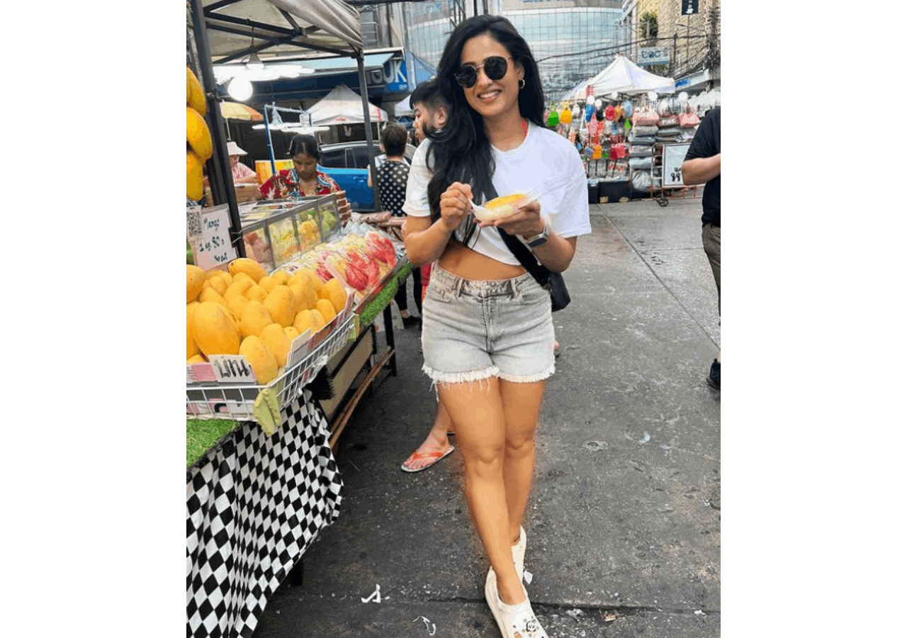 Shweta Tiwari flaunts her well-toned midriff as she shares happy ...