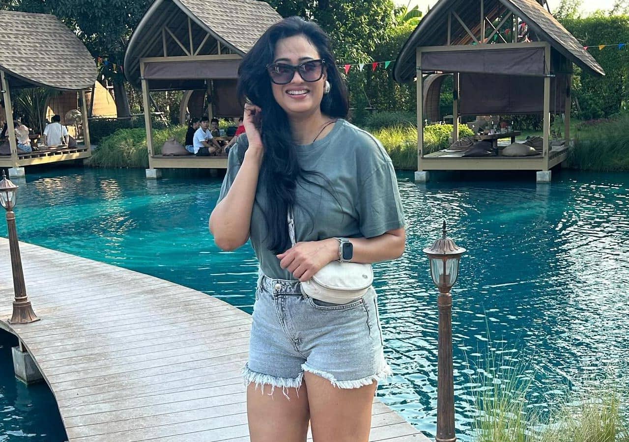 Shweta Tiwari stuns in denim shorts as she enjoys her vacation; fans ...