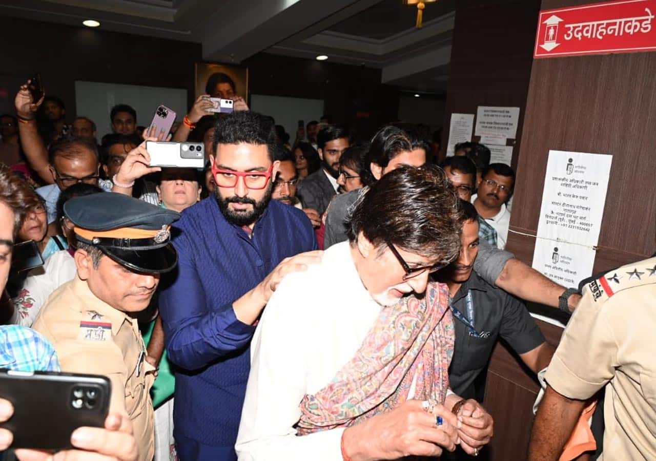 Abhishek Bachchan turns into a protective son and takes care of Amitabh Bachchan as they get mobbed