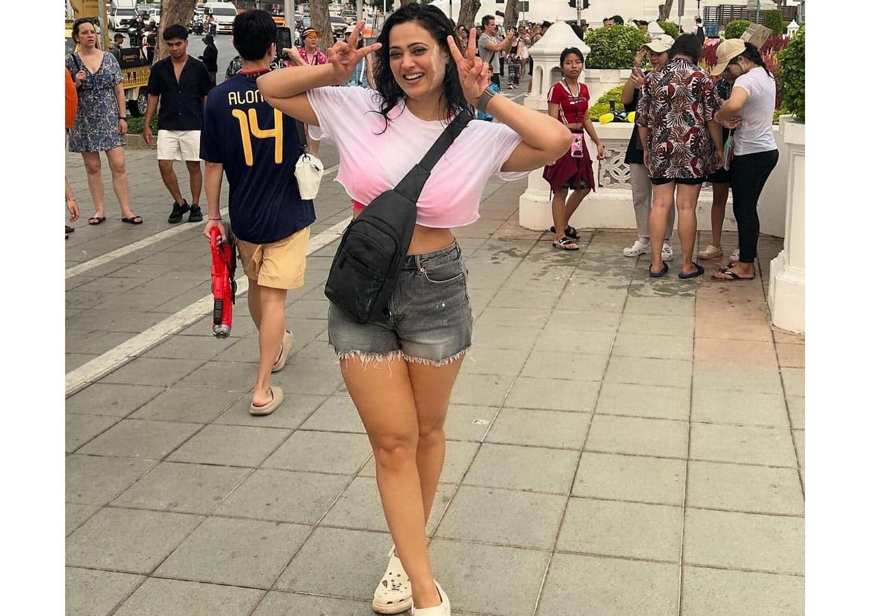 Shweta Tiwari stuns in denim shorts as she enjoys her vacation; fans ...