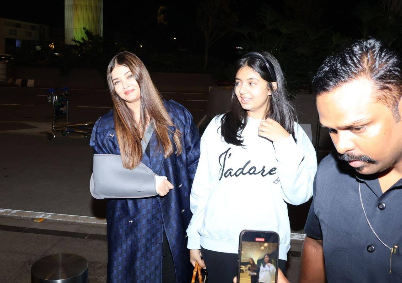 Aishwarya Rai Bachchan and Aaradhya smile for the pictures